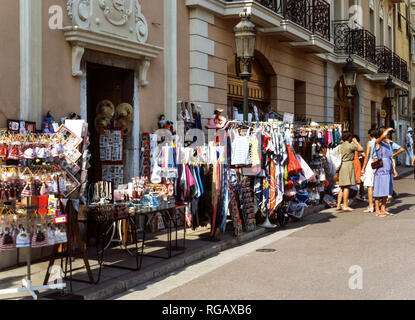 Frankreich. Monaco. Monte-Carlo. Französische Riviera. Souvenirläden auf dem Weg zum Schlossplatz. Stockfoto