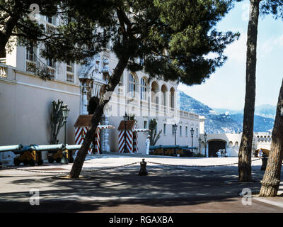 Frankreich. Monaco. Monte-Carlo. Französische Riviera. Der Palastplatz mit dem Königspalast und einem Open-Air-Café-Restaurant. Stockfoto