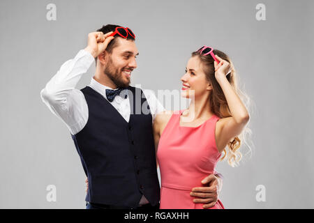 Glückliches Paar in Herzform Sonnenbrille Stockfoto