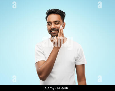 Gerne Inder, die Creme zu Gesicht Stockfoto