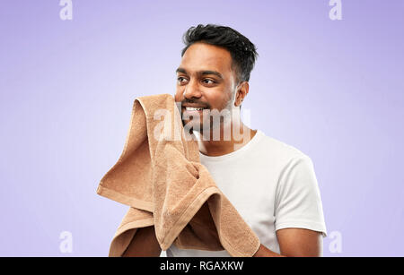 Inder mit Badetuch über violette Hintergrund Stockfoto