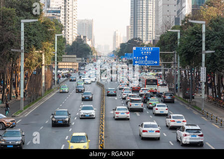 Chengdu, Provinz Sichuan, China - Jan 19, 2019: Verkehr auf ZhongFuLu Avenue in der Innenstadt von Chengdu Stockfoto