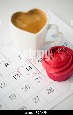 Nahaufnahme der Kalender, Kaffee, Kuchen und Herz Stockfoto