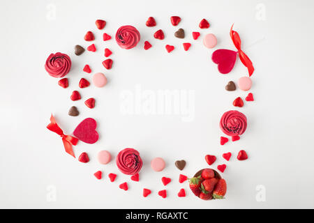 Süßigkeiten und Erdbeeren auf Valentines Tag Stockfoto