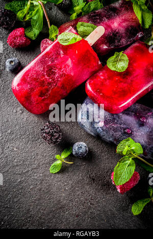 Einfache und gesunde Sommer Nachtisch. Hausgemachte berry Eis Eis am Stiel mit Minze. Mojito Lutschern, frosen Diät infundiert Wasser mit Blackberry, blueberr Stockfoto