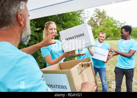 Freiwillige Helfer sammeln Spenden für einen gemeinnützigen Verein Stockfoto
