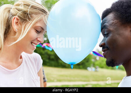 Freunde spielen, Ballett im Sommer in einem Team building Workshop Stockfoto