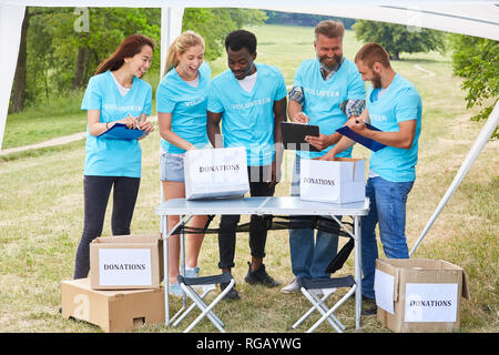 Freiwillige sammelt Spenden für einen gemeinnützigen Verein Stockfoto