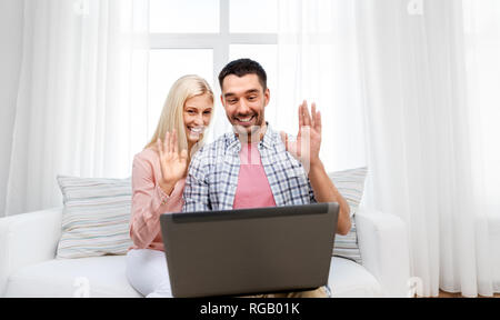 Paar mit Laptop in Video Anruf zu Hause Stockfoto