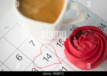 Nahaufnahme der Kalender, Kaffee, Kuchen und Herz Stockfoto