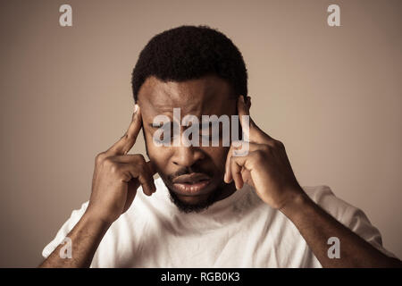Close up Portrait von gutaussehenden jungen afrikanischen amerikanischen Mann mit Kopfschmerzen leiden unter Migräne, Hände auf Tempel Augen geschlossen starke Schmerzen. Fac Stockfoto