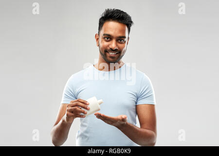 Gerne inder Anwendung Lotion zu seiner Hand Stockfoto