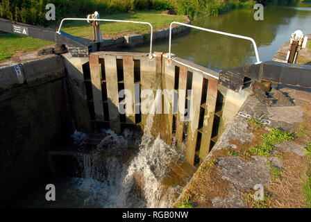 Wasser durch Schleusentore auf Kennet and Avon Canal, Wiltshire, England strömen Stockfoto