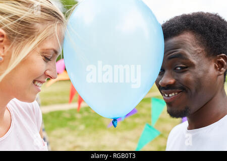 Mann und Frau im Heißluftballon Tanz im Sommer als Spiel auf einer Party Stockfoto