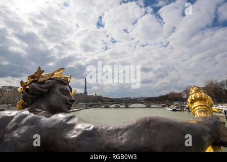 Antike Statue auf Brücke Alexandre III, der Seine und dem Eiffelturm, Paris, Frankreich Stockfoto