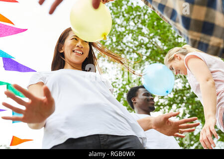 Junge asiatische Frau an einem Ballon Tanz auf dem Sommerfest oder Workshop Stockfoto