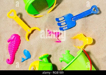 Nahaufnahme der sandspielzeug Kit im Sommer Strand Stockfoto