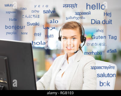 Weibliche Übersetzer über Wörter in Fremdsprachen Stockfoto