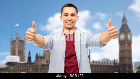 Glücklich, junger Mann mit Daumen hoch über London Stockfoto