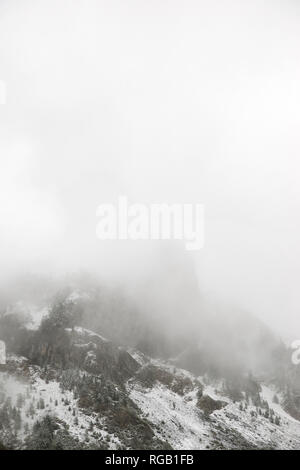 Schneebedeckten gipfeln in Canfranc Tal, Pyrenäen, Huesca, Aragón, Spanien. Stockfoto