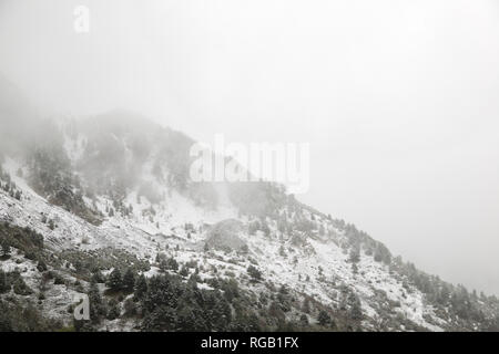 Schneebedeckten gipfeln in Canfranc Tal, Pyrenäen, Huesca, Aragón, Spanien. Stockfoto