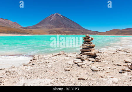 Der Laguna Verde oder Grünen Lagune im Altiplano Boliviens mit der Licancabur Vulkan im Hintergrund in der Nähe des Salar de Uyuni (Uyuni Salzsee). Stockfoto