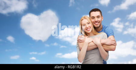 Paar umarmen über Himmel und herzförmige Cloud Stockfoto