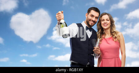 Glückliches Paar mit einer Flasche Champagner und Gläsern Stockfoto