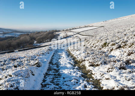 Pfad auf schneebedeckten Hügel oberhalb Tintwistle in der Nähe von Glossop, Derbyshire, England. Stockfoto