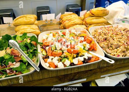 Italienische Lebensmittel einschließlich verschiedene Salate, zum Verkauf in ZEITOUN VILLARROEL und Brunnen ein deli London. Stockfoto
