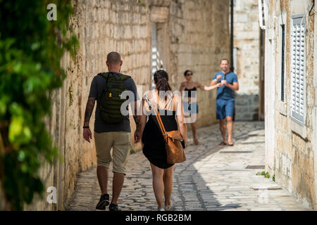 Freitag 31. August 2018 Im Bild: Menschen gehen in einer engen Straße in Hvar Re: Allgemeine Ansichten von Hvar, Kroatien Stockfoto