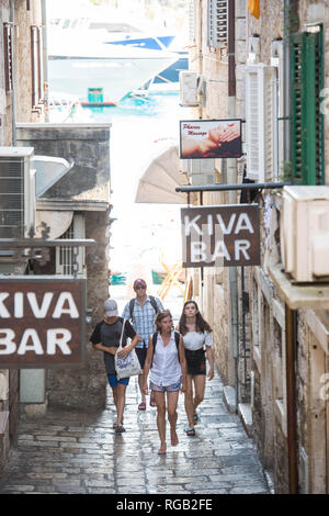 Freitag 31. August 2018 Im Bild: Leute gehen bis eine schmale Straße Re: Allgemeine Ansichten von Hvar, Kroatien Stockfoto