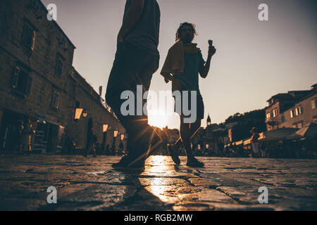 Freitag 31. August 2018 Im Bild: Menschen in Hvar square bei Sonnenuntergang Re: Allgemeine Ansichten von Hvar, Kroatien Stockfoto