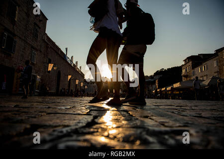 Freitag 31. August 2018 Im Bild: Menschen in Hvar square bei Sonnenuntergang Re: Allgemeine Ansichten von Hvar, Kroatien Stockfoto