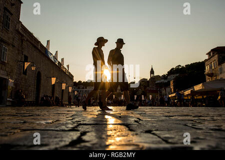 Freitag 31. August 2018 Im Bild: Menschen in Hvar square bei Sonnenuntergang Re: Allgemeine Ansichten von Hvar, Kroatien Stockfoto