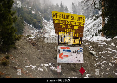 März 16, 2018 Mt Baldy/CA/USA - Werbung Sign den Skilift, oben auf der Kerbe Restaurant und das Tubing Park von San Antonio; Schnee bedeckt Stockfoto