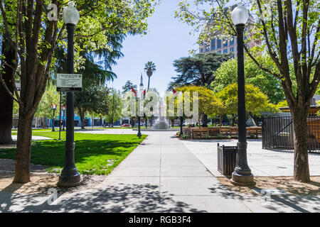 April 14, 2018 in Sacramento/CA/USA - Pave Gasse und Wasserfontäne in Cesar Chavez Plaza Stockfoto