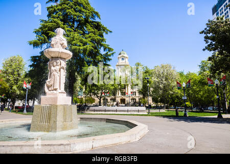 April 14, 2018 in Sacramento/CA/USA - Cesar Chavez Plaza vor dem Rathaus Gebäude Stockfoto