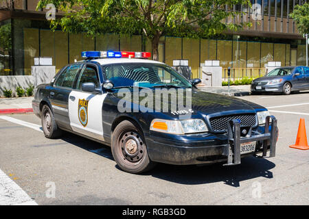 April 14, 2018 in Sacramento/CA/USA - Polizei Auto Sperrung einer Straße während einer März in Downtown Stockfoto