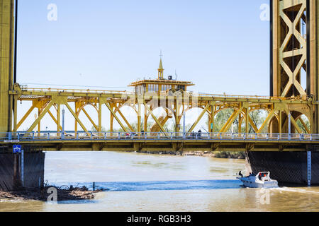 April 14, 2018 in Sacramento/CA/USA - Menschen Sightseeing auf der Tower Bridge; Boot vorbei unter es Stockfoto