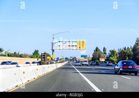 April 14, 2018 Fremont/CA/USA - das Fahren auf der Überholspur im Osten der Bucht von San Francisco Stockfoto