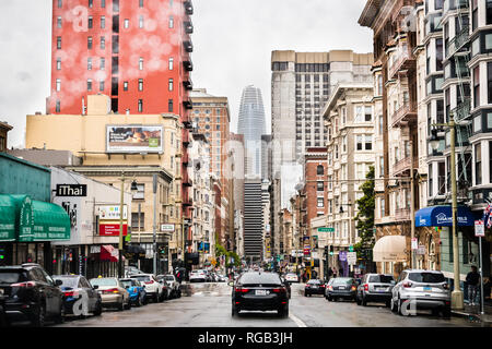 April 16, 2018 San Francisco/CA/USA - Fahrt durch die Innenstadt in Richtung der Financial District an einem regnerischen Tag Stockfoto