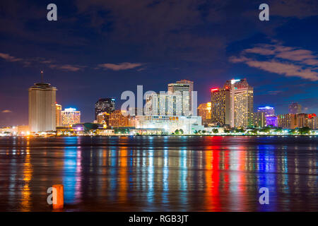 New Orleans die Skyline in der Dämmerung am Mississippi River in New Orleans, Louisiana, USA. Stockfoto