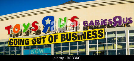 April 20, 2018 San Mateo/CA/USA - Toys R Us, Babies R Us Logos und "des Unternehmens" Ankündigung über den Eingang zu einer der Filialen i Stockfoto