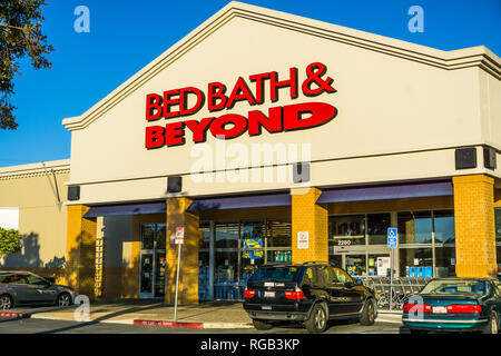 April 20, 2018 San Mateo/CA/USA - Bed Bath & Beyond Logo über dem Eingang zu einem der Stores in San Francisco Bay Area. Stockfoto