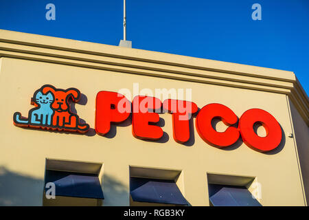 April 20, 2018 San Mateo/CA/USA - Petco Logo über dem Eingang zu einem der Stores in San Francisco Bay Area. Stockfoto