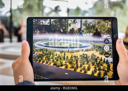 April 29, 2018 in Cupertino/CA/USA - Menschen im Apple Park Visitor Center im Silicon Valley erkunden das neue Apple Büros über eine abgemagerte repl Stockfoto