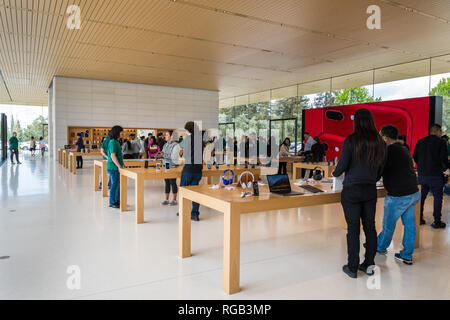 April 29, 2018 in Cupertino/CA/USA - Menschen die Prüfung der Produkte des Unternehmens zum neuen Apple Park Visitor Center im Silicon Valley, South San francisc Stockfoto