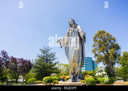 Mai 3, 2018 Santa Clara/CA/USA - betende Frau an der Basis der Jungfrau Maria Statue Unserer Lieben Frau des Friedens Römisch-katholischen Schrein in der Pfarrei von t Stockfoto