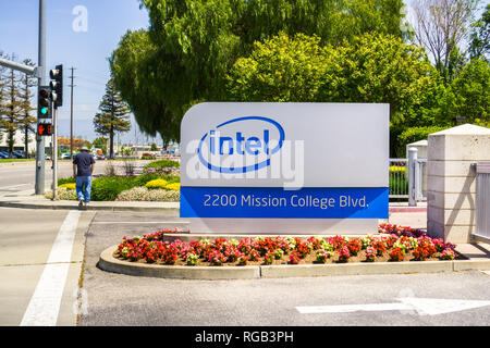 Mai 3, 2018 Santa Clara/CA/USA - Intel Schild vor dem Eingang zu den Büros und Museum im Silicon Valley gelegen Stockfoto